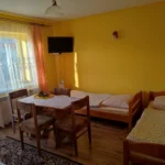 Rodzinny pokój dla 4 osób. Ładny widok na ogród z balkonu.