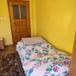 Rodzinny pokój dla 4 osób. Ładny widok na ogród z balkonu.