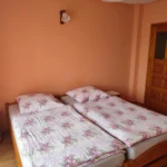 Pokój nr 2 – 2-osobowy z balkonem i prywatną łazienką