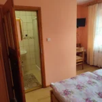 Pokój nr 2 – 2-osobowy z balkonem i prywatną łazienką